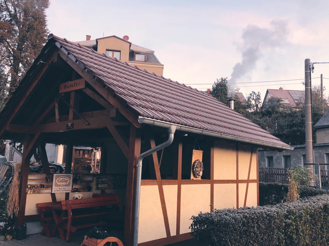 Fachwerkhaus und Sitzecke am Holzbackofen